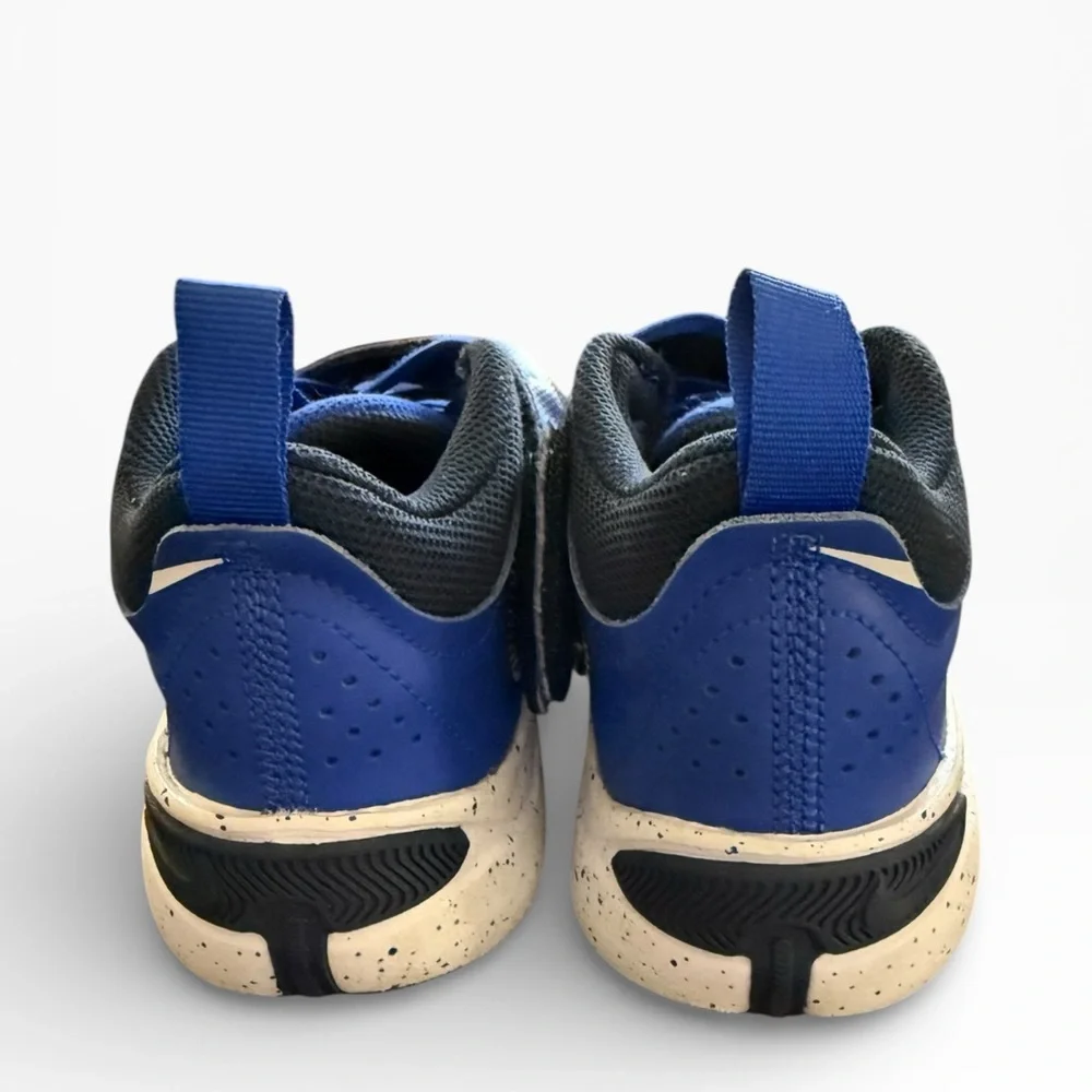 NIKE Team Hustle D 11 Hyper Royal/White Boy's Sneakers-Size 2.5 ( big boy)